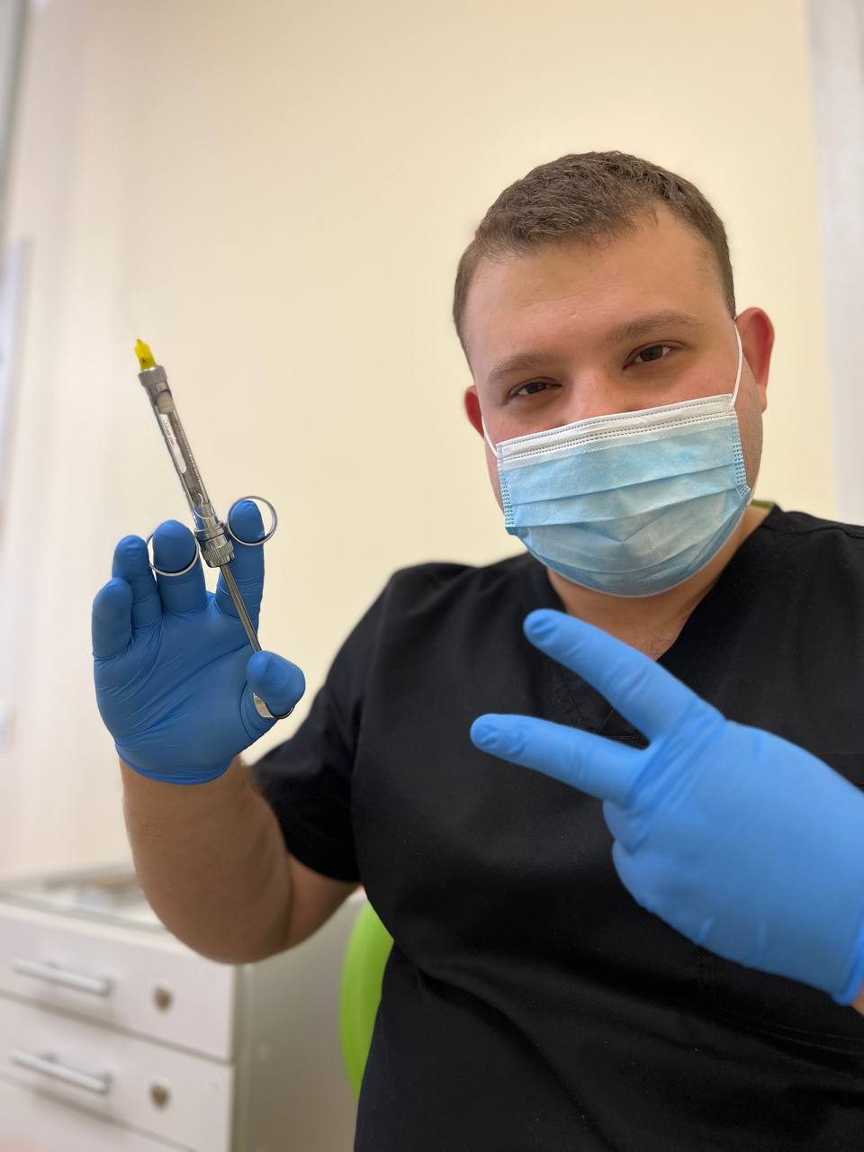 Максим Кац з анестетиком перед видаленням зуба